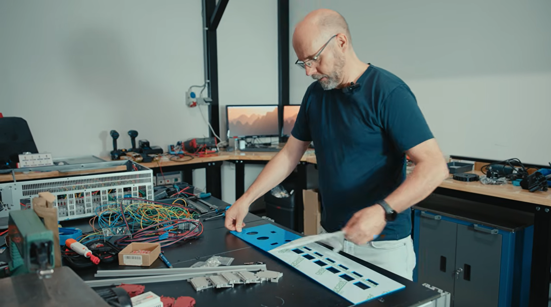 Rob bouwt een CNC-machine om een hypercar te bouwen