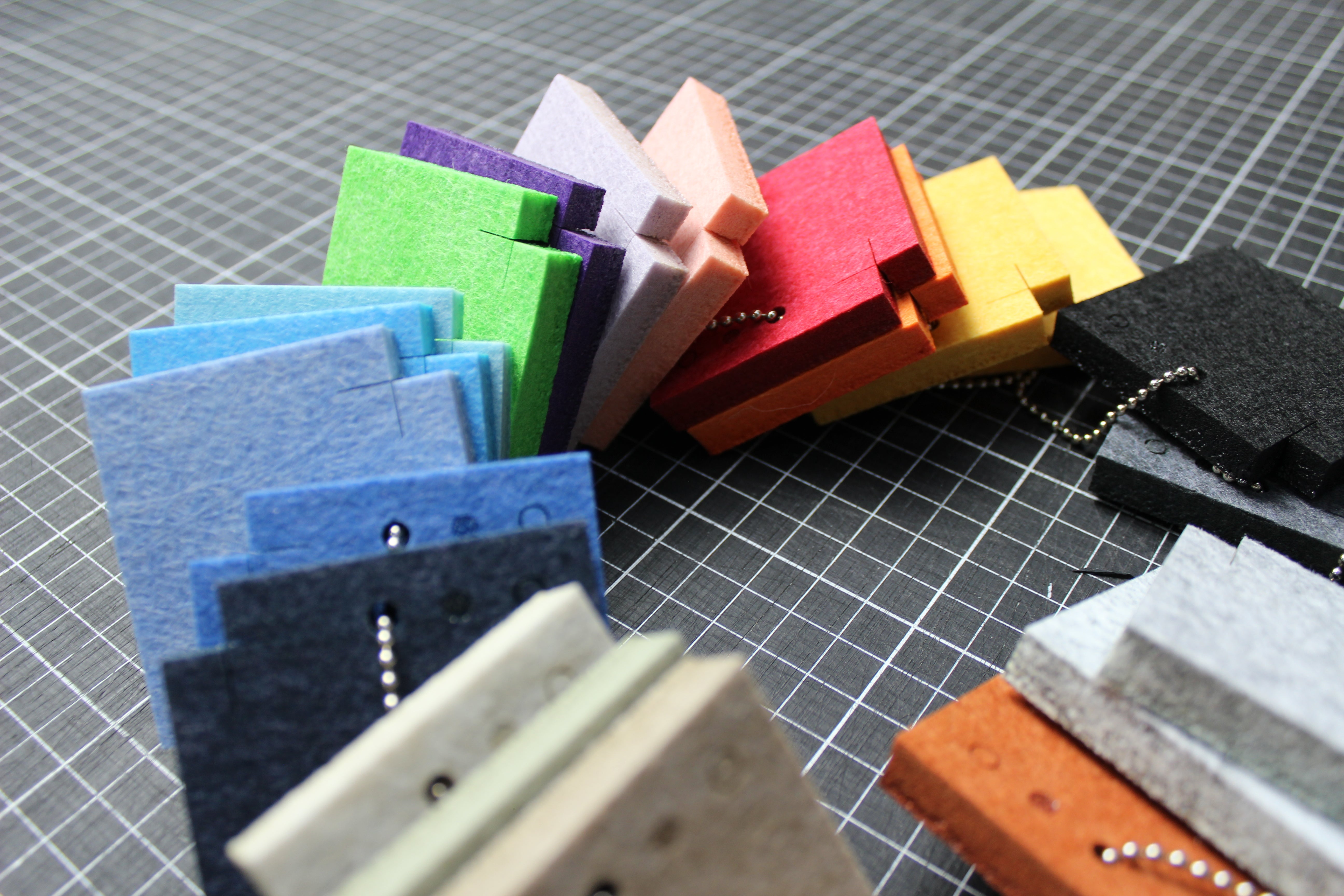 Material sample chain for laser cutting