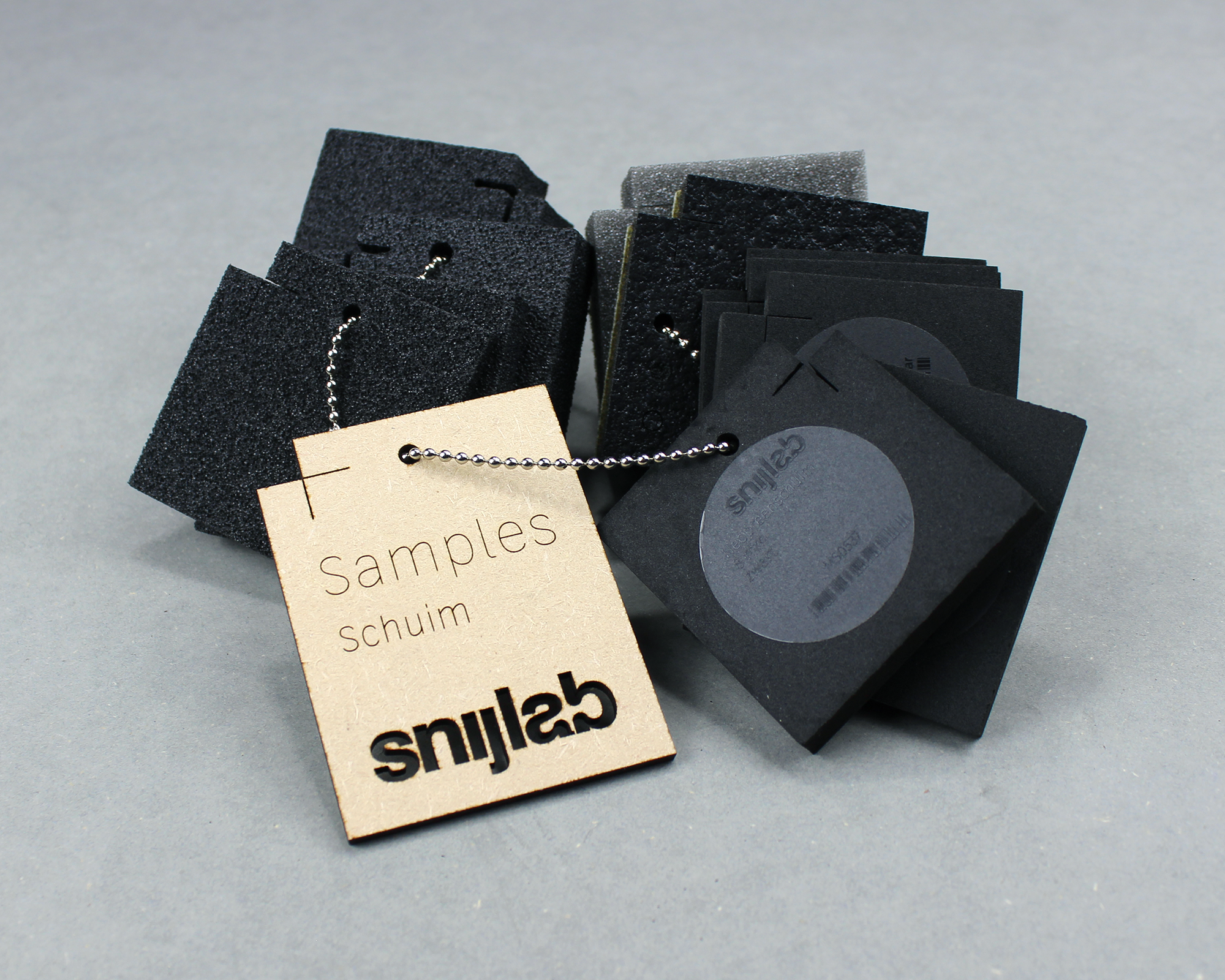 Material sample chain for laser cutting