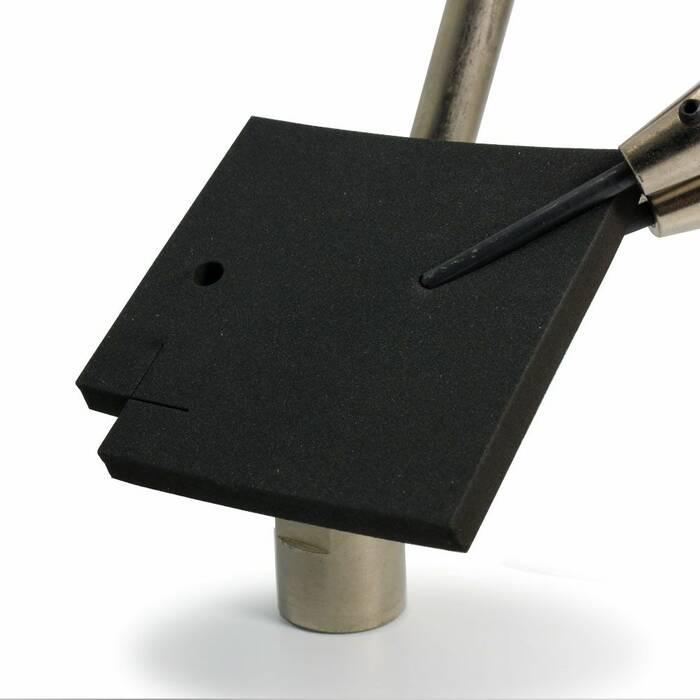 Proefstuk met gat en sleuf lasergesneden uit celrubber neopreen 6 mm