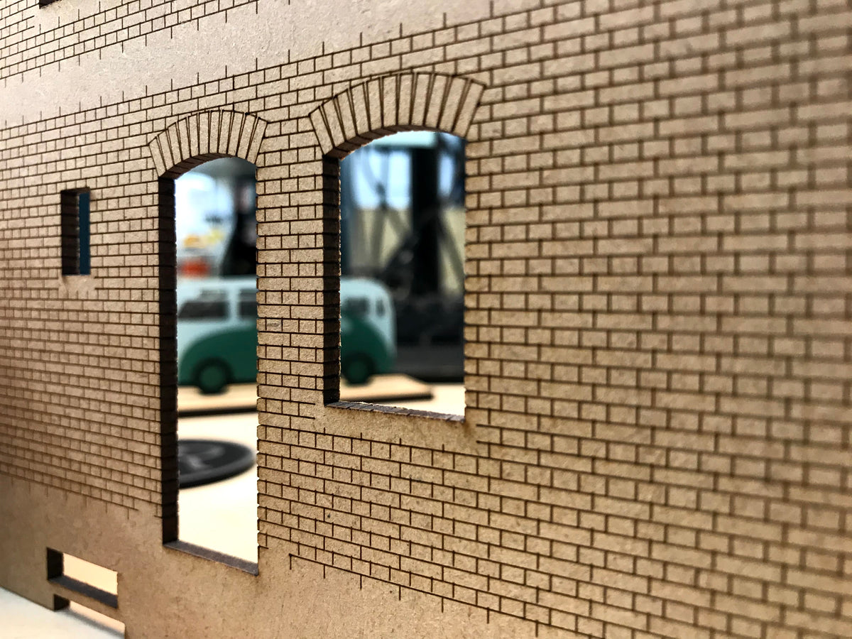 Gevelmaquette met gegraveerd metselwerk, lasergesneden uit MDF