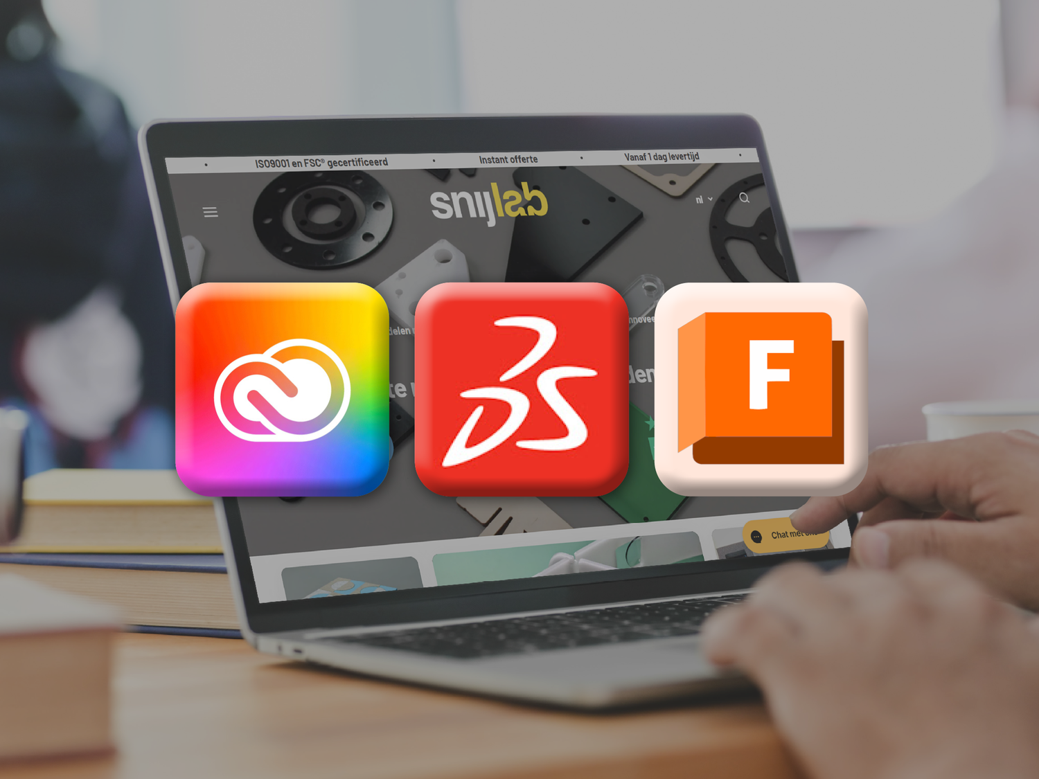 Student maakt een vectortekening op laptop voor lasersnijden