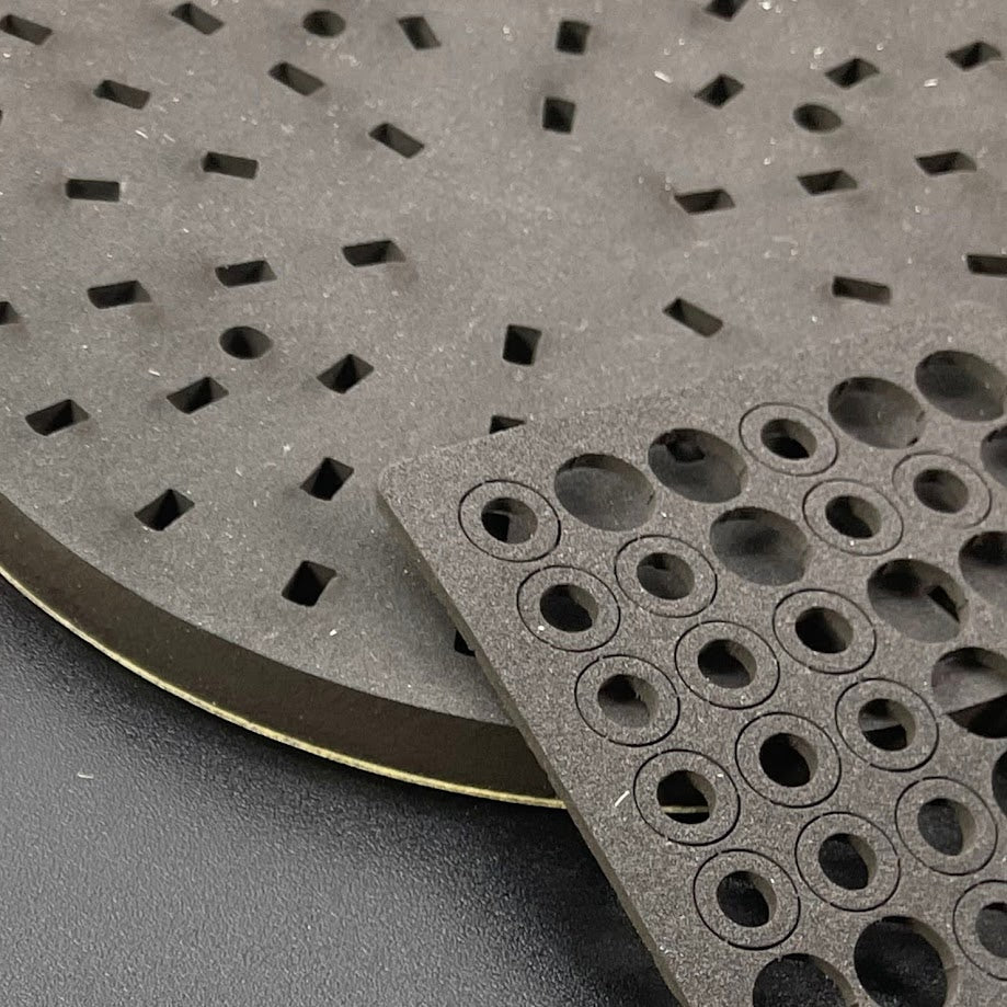 Pakkingen met gatenpatroon lasergesneden uit celrubber neopreen met plaklaag