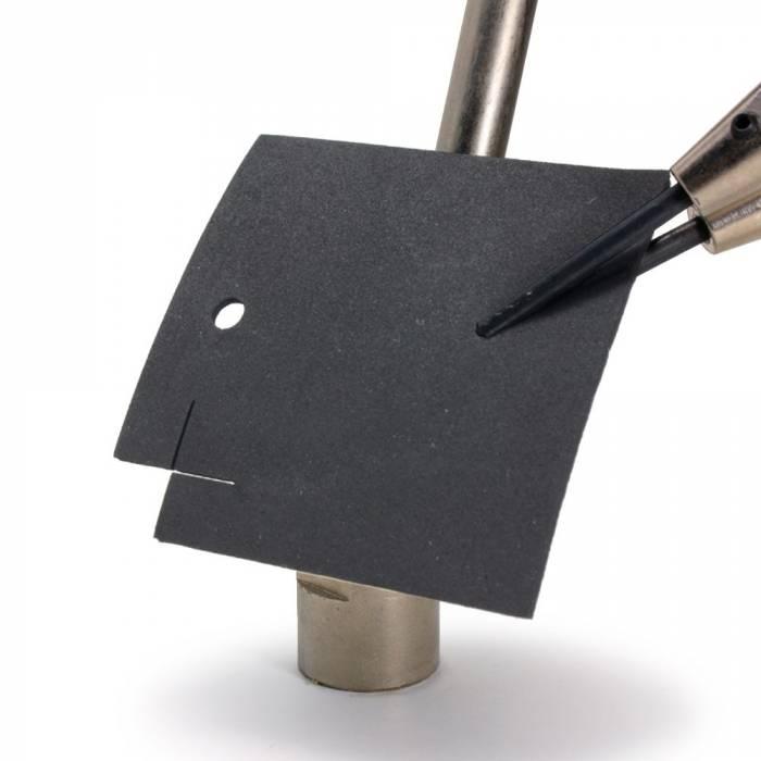 Proefstuk met gat en sleuf lasergesneden uit celrubber neopreen 1 mm