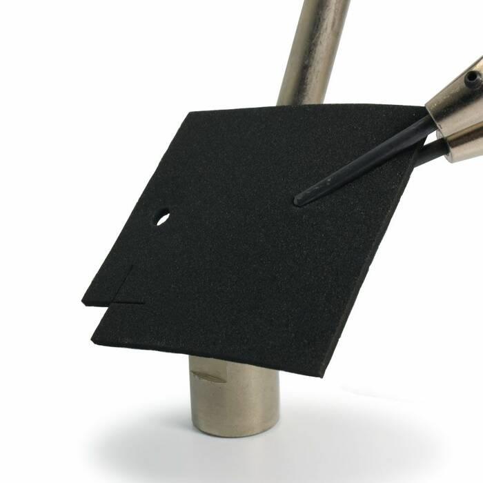 Proefstuk met gat en sleuf lasergesneden uit celrubber neopreen 2 mm