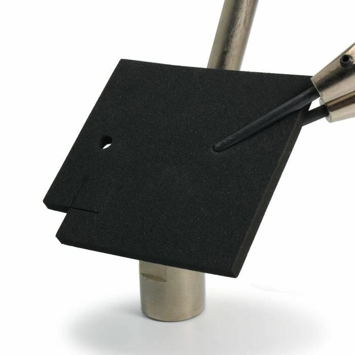 Proefstuk met gat en sleuf lasergesneden uit celrubber neopreen 4 mm