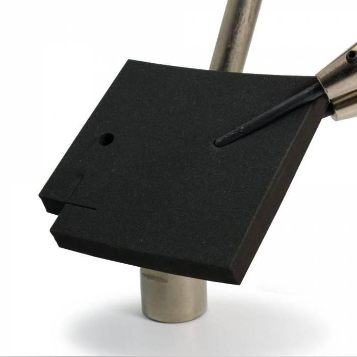 Proefstuk met gat en sleuf lasergesneden uit celrubber neopreen 8 mm