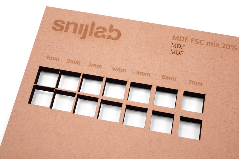 Testkaart lasergesneden MDF met stegen van 1 tot 7 mm breed