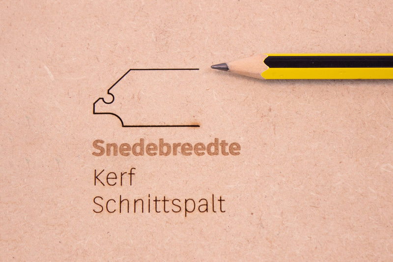 Detail van de snedebreedte (kerf) in lasergesneden MDF