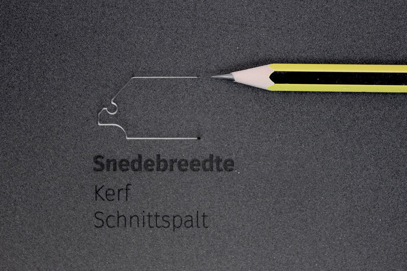 Detail van de snedebreedte (kerf) in lasergesneden celrubber neopreen
