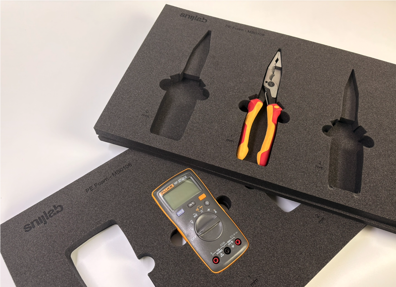 Inlay met klemmende uitsparingen voor gereedschap lasergesneden uit PE-schuim