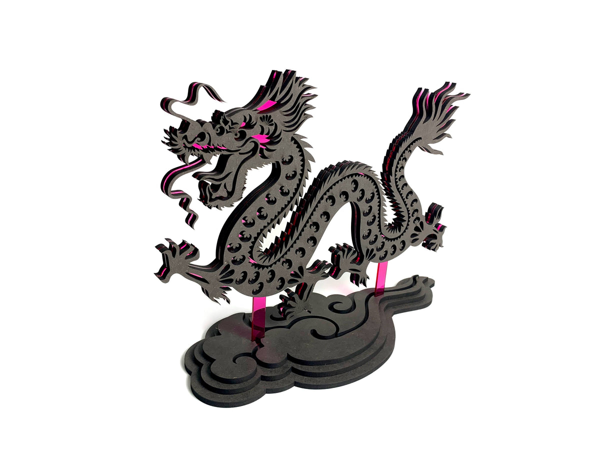 Draak als insteekmodel lasergesneden uit zwart MDF met magenta acrylaat