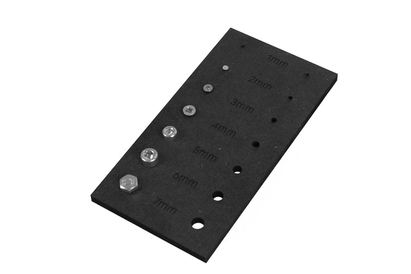 Montageplaat met gaten van 2 tot 7 mm en bouten, lasergesneden uit zwart MDF