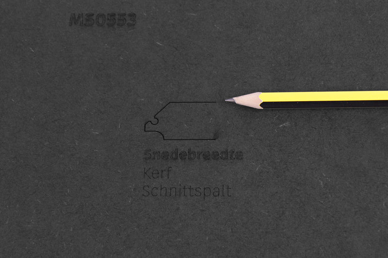 Snedebreedte van de laser in zwart MDF, aangewezen met een potlood